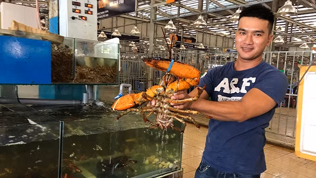 Chợ đêm Bình Điền thu hút khách sành ăn từ khắp Sài thành về mua thủy hải sản.