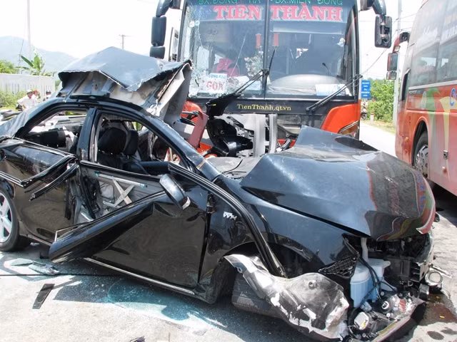 Hiện trường vụ tai nạn giao thông xảy ra ngày 29-4-2015 tại đường tránh Nam Hải Vân - Túy Loan giao với đường Bà Nà - Suối Mơ trên địa bàn xã Hòa Sơn, huyện Hòa Vang (Đà Nẵng).