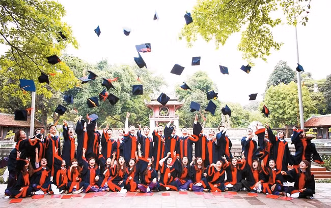 Lễ trao bằng tốt nghiệp tại Văn Miếu - Quốc Tử Giám. Ảnh | PHIÊU STUDIO