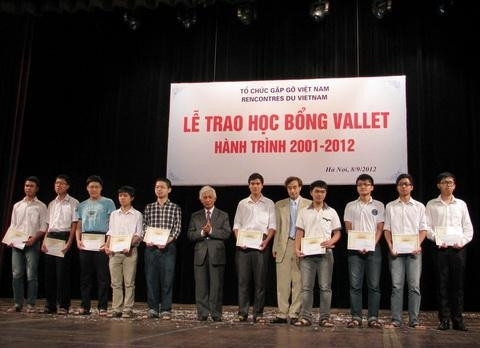 Các học sinh đoạt giải Olympic quốc tế môn Vật lý, Toán học nhận học bổng Vallet.