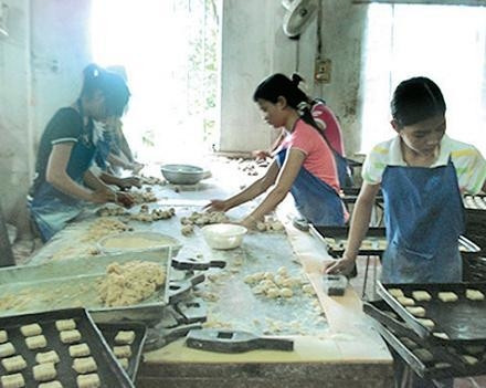 Một cơ sở sản xuất bánh Trung thu ở làng La Phù (Hoài Ðức, Hà Nội).