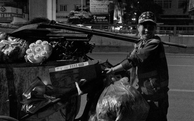 Khi được hỏi có suy nghĩ gì về ngày 8-3, chị Phạm Thị Hương (trú tại Khuất Duy Tiến, Hà Nội) gắn bó với nghề được 16 năm chỉ cười và không nói gì