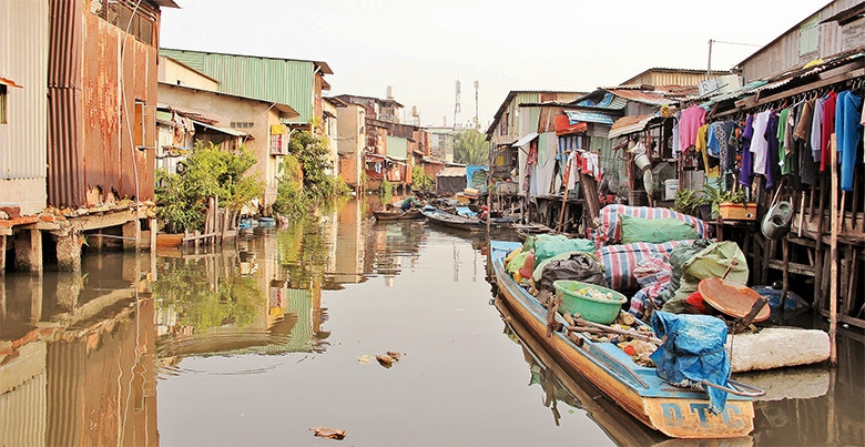 Dọc theo chi lưu kênh Nhiêu Lộc - Thị Nghè bị nhiều người dân lấn chiếm xây dựng nhà ở.