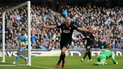 Các cầu thủ Hull City (áo sẫm) buộc Man City chia điểm.