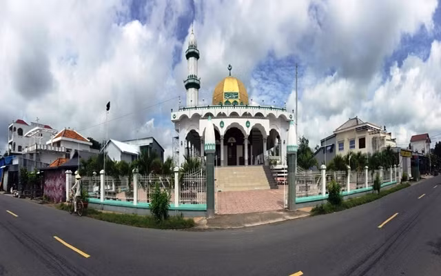 Chung quanh Thánh đường, những ngôi nhà kiên cố của người Chăm mọc lên ngày càng nhiều.