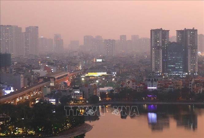 Chất lượng không khí ở Hà Nội tiếp tục xấu, nhất là buổi sáng sớm và chiều tối. Ảnh: TTXVN