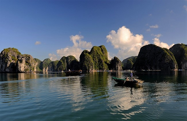 Một góc vịnh Lan Hạ (Ảnh: dulichdaocatba.com)