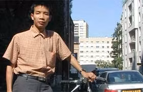 Nguyễn Vĩnh Tiến<br>trên đường phố Paris.
