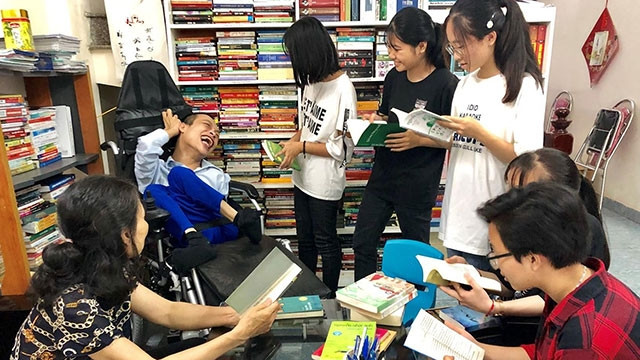 Thư viện miễn phí của anh Cừ thu hút rất nhiều độc giả, chủ yếu là các em học sinh.