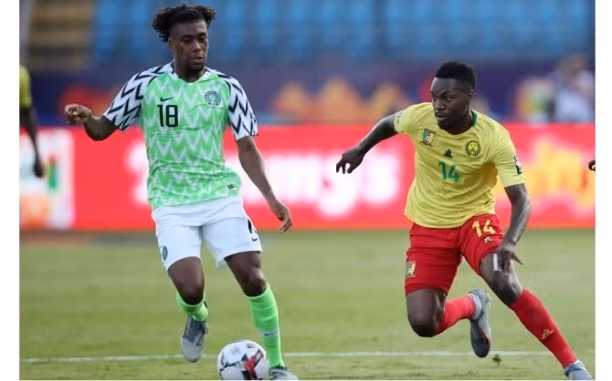 Alex Iwobi (trái) là tác giả bàn ấn định tỷ số 3-2 cho Nigeria, qua đó biến Cameroon thành cựu vương. (Ảnh: CAN 2019)