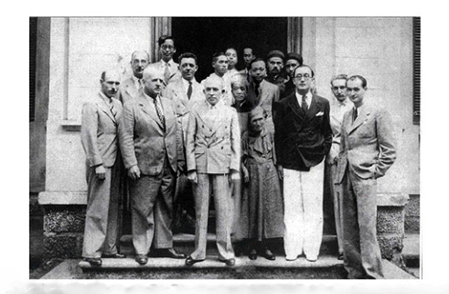 Các nhân viên của EFEO, cụ Nguyễn Văn Tố đứng thứ hai ở giữa.