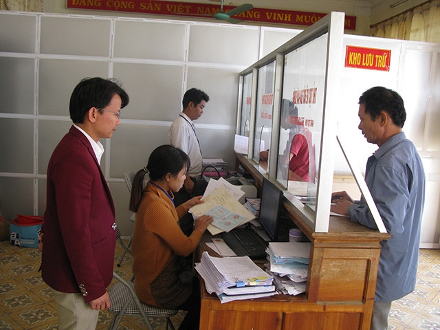 Cán bộ xã Na Hối (Bắc Hà, Lào Cai) hướng dẫn người dân thực hiện thủ tục hành chính.