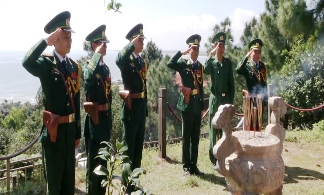 Đội bảo vệ Bộ đội biên phòng Quảng Bình viếng mộ Đại tướng Võ Nguyên Giáp.