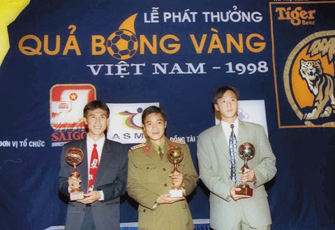  Quả bóng vàng Việt Nam 1998 thuộc về danh thủ Hồng Sơn (giữa).