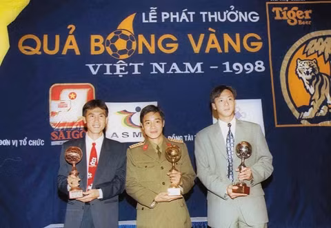  Quả bóng vàng Việt Nam 1998 thuộc về danh thủ Hồng Sơn (giữa).