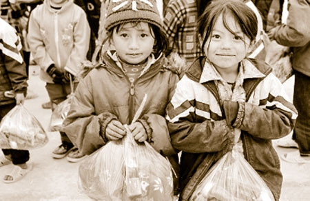 Niềm vui được nhận quà của học sinh Trường phổ thông dân tộc bán trú tiểu học Tả Ván. Ảnh: PHAN TÙNG