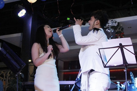 Ca sĩ Thái Quang song ca cùng Dương Hoàng Yến.