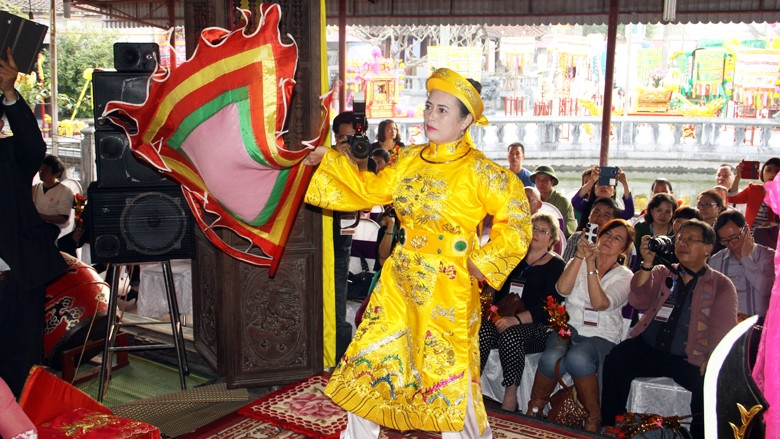 Một số nhà nghiên cứu nước ngoài đánh giá cao Tín ngưỡng thờ Mẫu Tam phủ của người Việt. Trong ảnh: Khách quốc tế tham dự giá hầu của bà đồng Huệ tại phủ Tiên Hương (Nam Định).