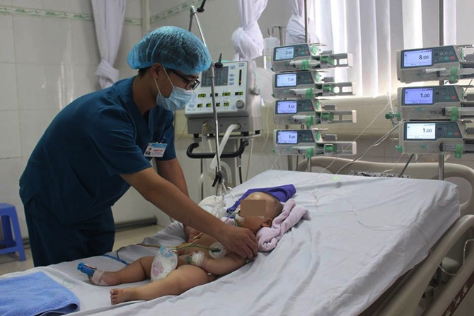 Vì thiếu hiểu biết nên đôi khi chính cha mẹ, người thân khiến trẻ em gặp nguy hiểm.