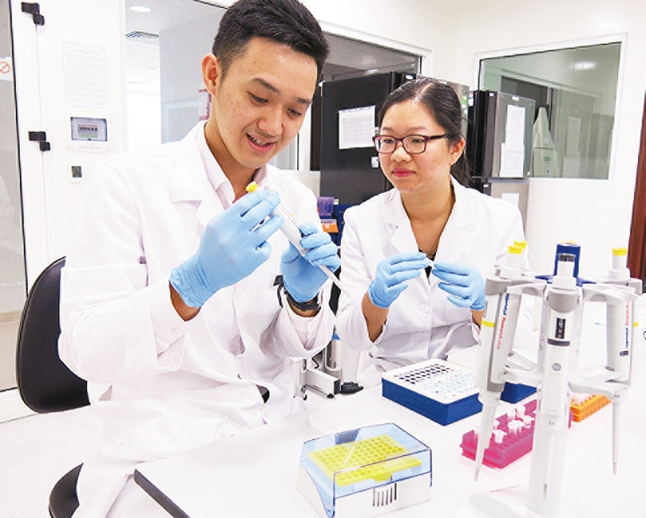 Các chuyên gia công nghệ xử lý mẫu DNA phục vụ xét nghiệm.