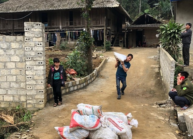 Lực lượng chức năng thu giữ những quặng đã khai thác tại hiện trường.