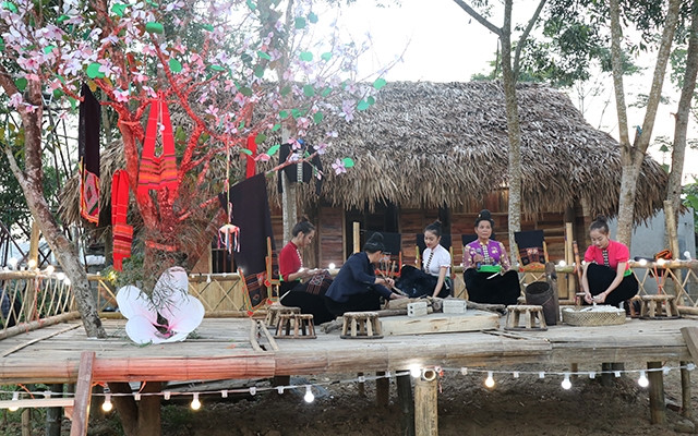 Đồng bào dân tộc Thái vui văn nghệ trên sàn Hạn Khuống.