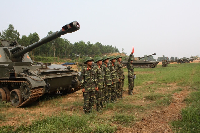 Khẩu đội pháo tự hành CY152, Lữ đoàn Pháo binh 45 (Binh chủng Pháo binh) thực hành huấn luyện làm công tác chuẩn bị chiến đấu.