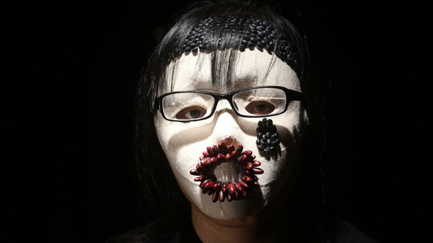 Trình diễn mặt nạ trong video art của Thùy Trang.