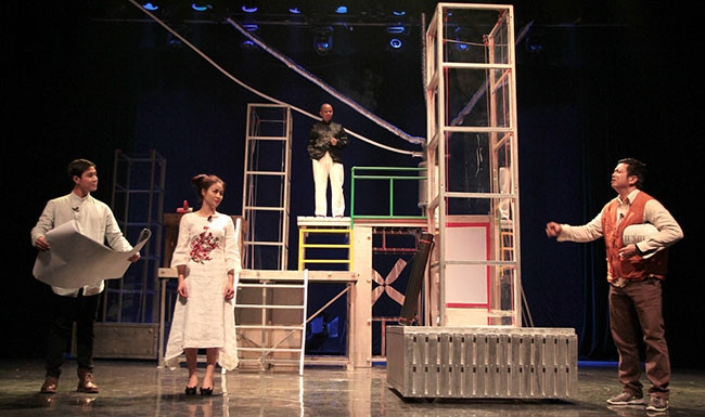 Cảnh trong vở Hoa cúc xanh trên đầm lầy của Nhà hát Tuổi trẻ.