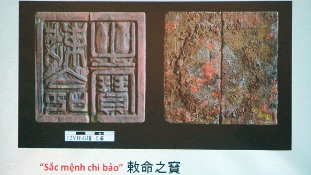 Hai mặt ấn “Sắc mệnh chi bảo”.