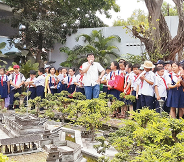 Anh Nguyễn Thanh Tùng giới thiệu về công trình “Ngự lãm viên” cho các em học sinh thành phố đến tham quan.