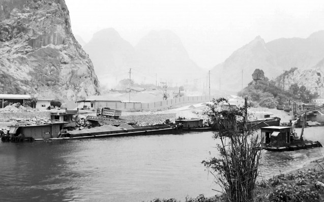Bờ tây sông Ðáy (Hà Nam) luôn trong tình trạng ô nhiễm môi trường do hoạt động nổ mìn khai thác đá.