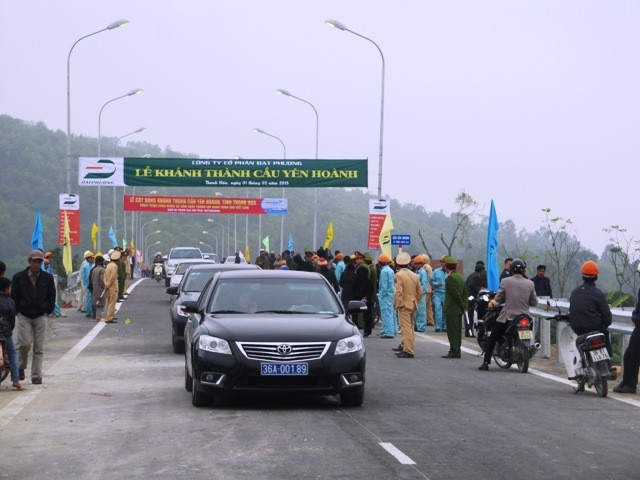  Người, phương tiện lưu thông qua cầu.