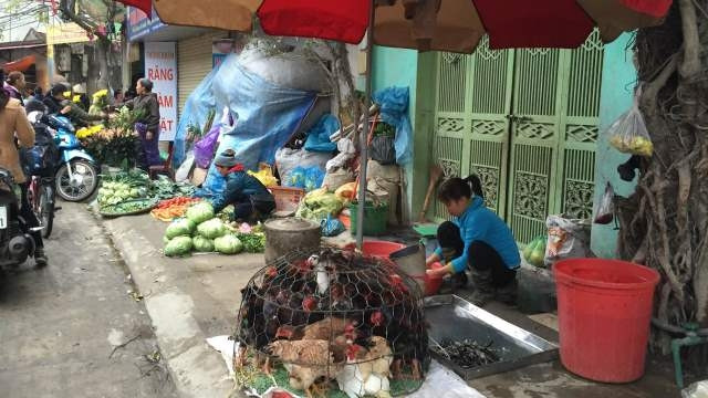 Các mặt hàng được bày bán trong chợ rất đa dạng nhưng hầu hết đều không rõ nguồn gốc, xuất xứ.