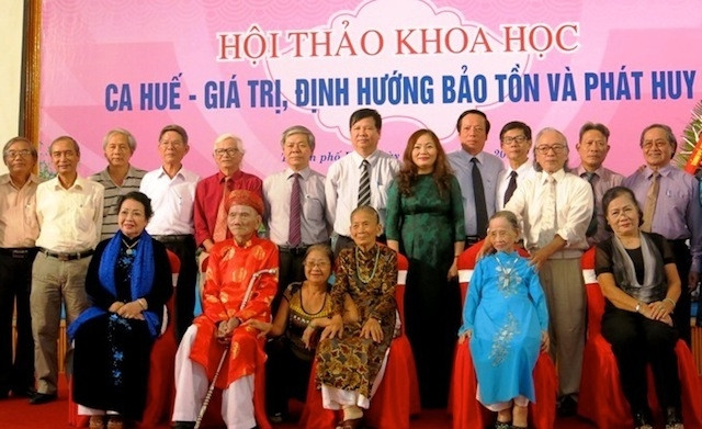 Các nhà nghiên cứu cùng các nghệ nhân hội thảo.