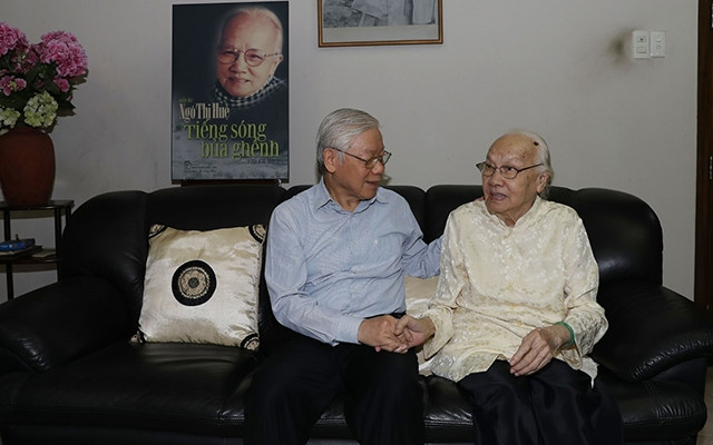 Tổng Bí thư, Chủ tịch nước Nguyễn Phú Trọng thăm hỏi bà Ngô Thị Huệ, Phu nhân Tổng Bí thư Nguyễn Văn Linh. Ảnh: TRÍ DŨNG (TTXVN)