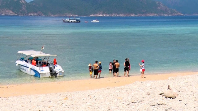 Côn Đảo quá tải du khách, môi trường ô nhiễm