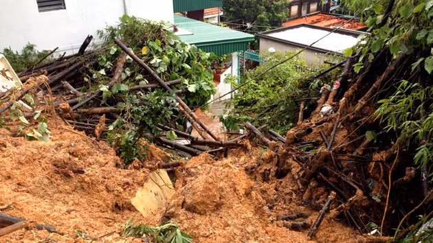 Mưa to kéo dài gây sạt lở đất làm sập một gian bếp của gia đình chị Bùi Thị Huệ ở phường Cao Thắng (TP Hạ Long).