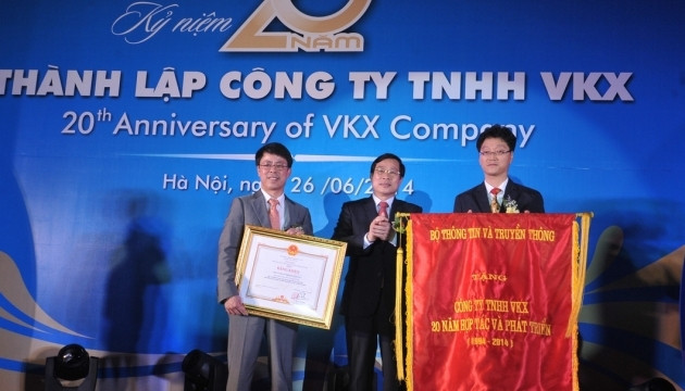 Bộ trưởng TT-TT Nguyễn Bắc Son thay mặt Thủ tướng trao bằng khen cho VKX.