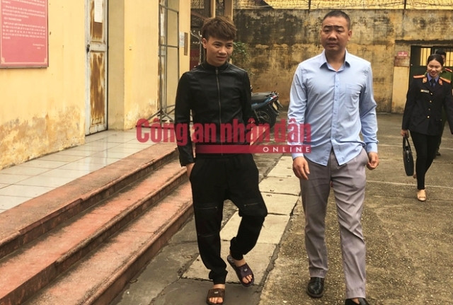 Đối tượng “Khá Bảnh" (bên trái) bị bắt vào sáng 2-4.