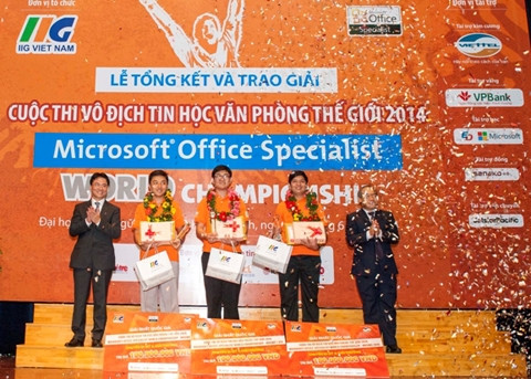 Ba thí sinh xuất sắc cuộc thi MOSWC 2014 nhận giải thưởng từ Ban tổ chức.