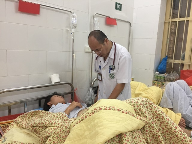 TS.BS Đỗ Duy Cường khám cho sản phụ làm IVF mắc sốt xuất huyết. 