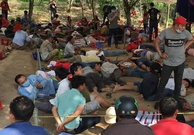 Lực lượng công an bắt giữ các đối tượng.