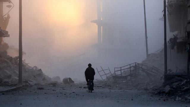 Các tòa nhà bị hư hại bởi giao tranh ở khu phố al-Shaar thuộc thành phố miền bắc Syria Aleppo. (Ảnh: Reuters)