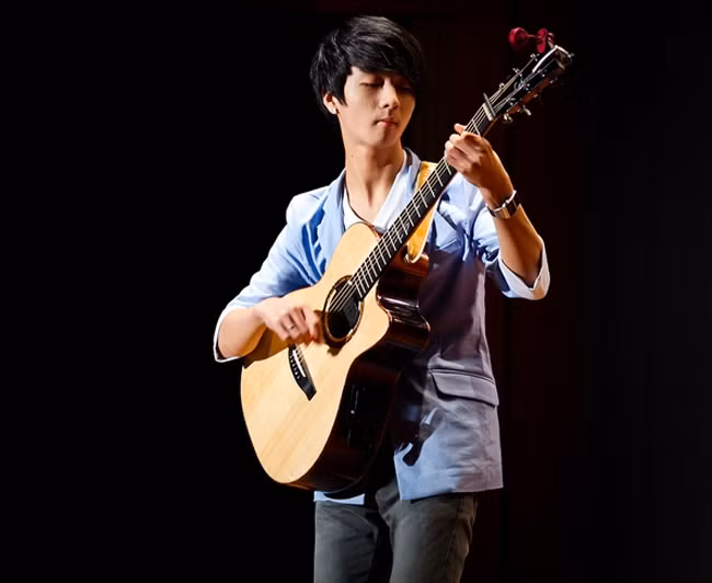 Nghệ sĩ guitar Hàn Quốc Sungha Jung.