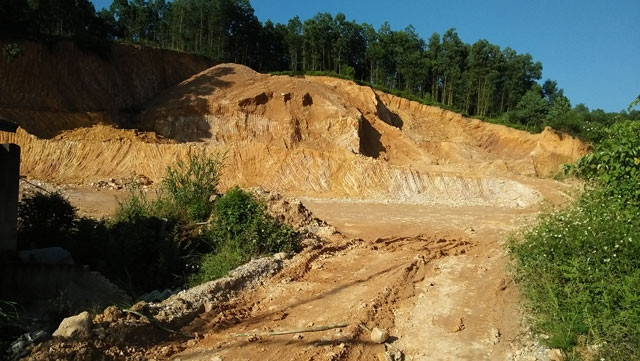 Một điểm khai thác đất trái phép làm vật liệu san lấp ở phường Chùa Hang, TP Thái Nguyên.