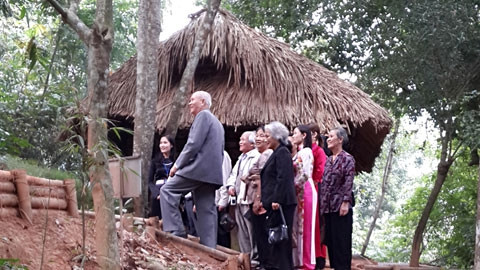 Du khách thăm quan di tích Tỉn Keo, nơi ra đời một huyền thoại Điện Biên.