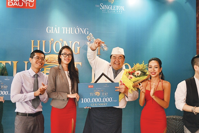 Kenji Tam đứng thứ hai, từ phải sang.