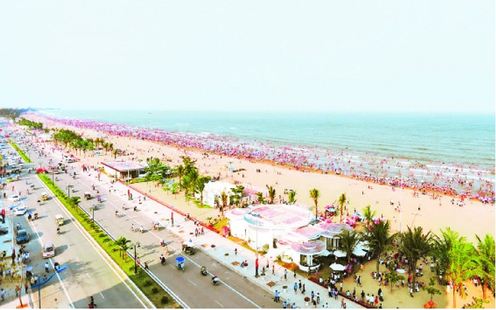 Không gian bên bờ biển Sầm Sơn (Thanh Hóa) sau chỉnh trang, cải tạo. Ảnh: HƯƠNG THÀNH