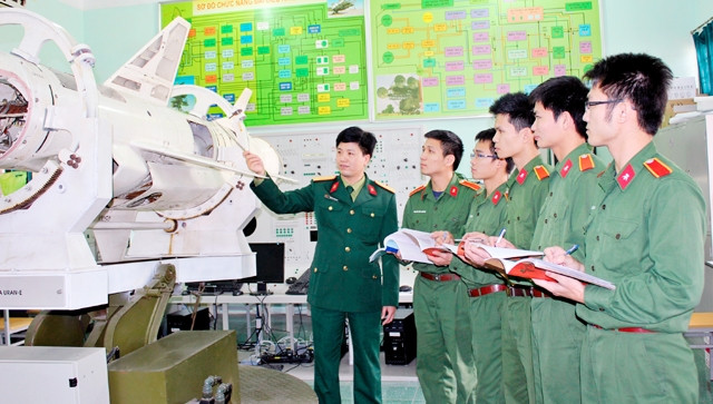 Học viên Học viện Kỹ thuật quân sự (Bộ Quốc phòng) trong giờ học thực hành.